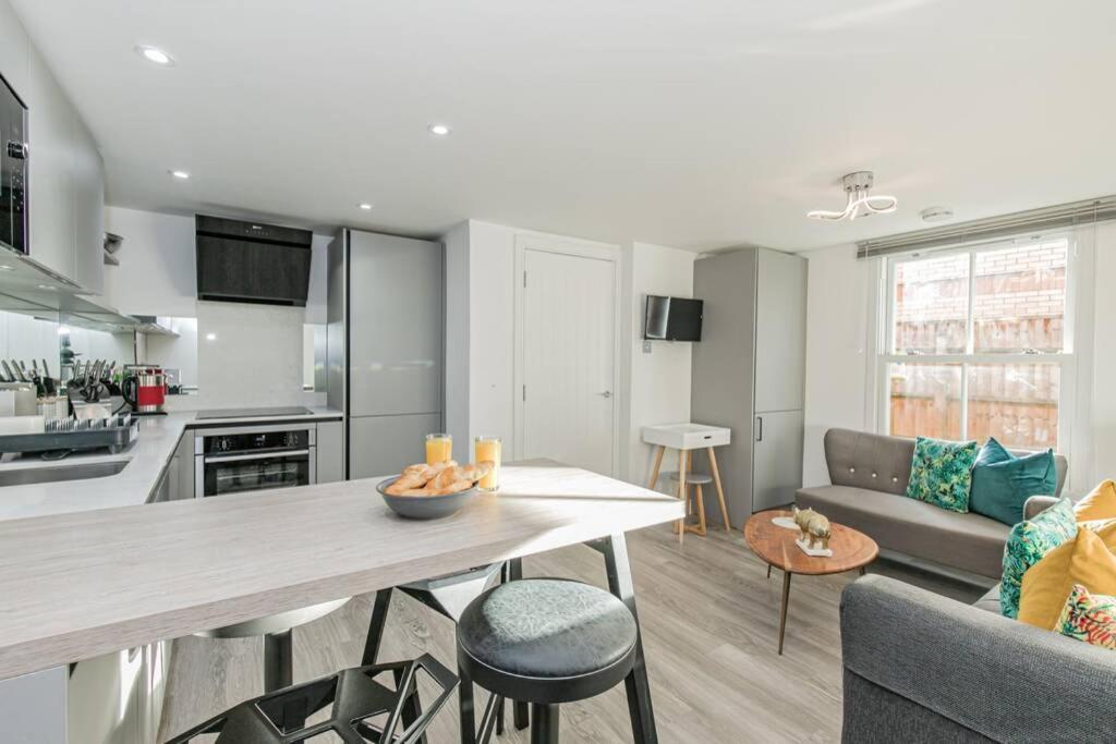 Oxford City Centre Apartment With Parking! Exterior photo